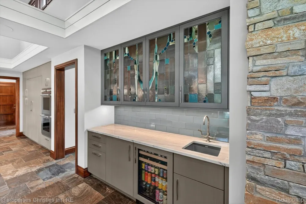 22635 Evergreen Court Novi City, MI 48374