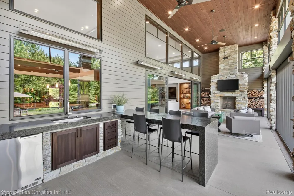 22635 Evergreen Court Novi City, MI 48374