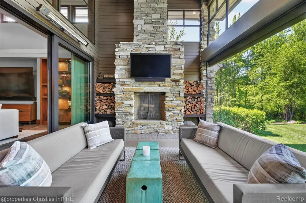 22635 Evergreen Court Novi City, MI 48374