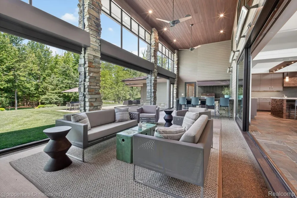 22635 Evergreen Court Novi City, MI 48374