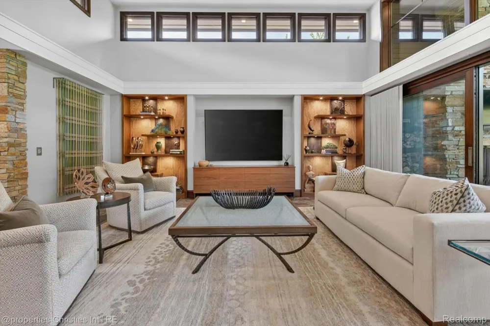 22635 Evergreen Court Novi City, MI 48374