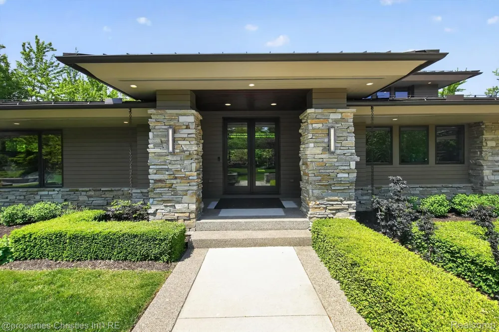 22635 Evergreen Court Novi City, MI 48374