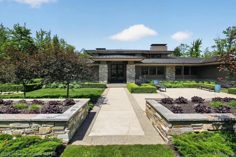 22635 Evergreen Court Novi City, MI 48374