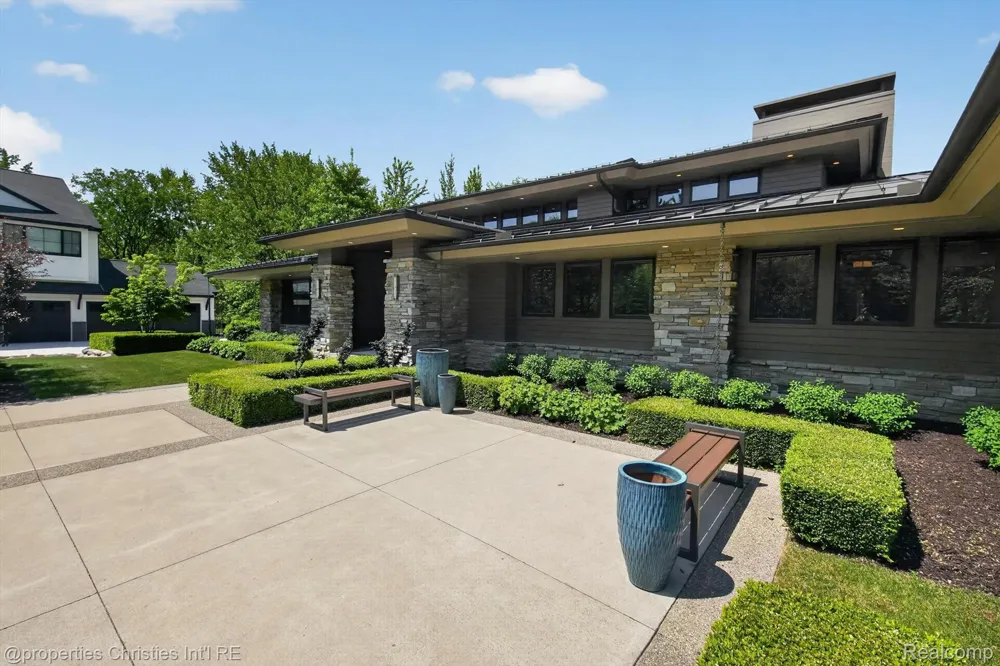 22635 Evergreen Court Novi City, MI 48374