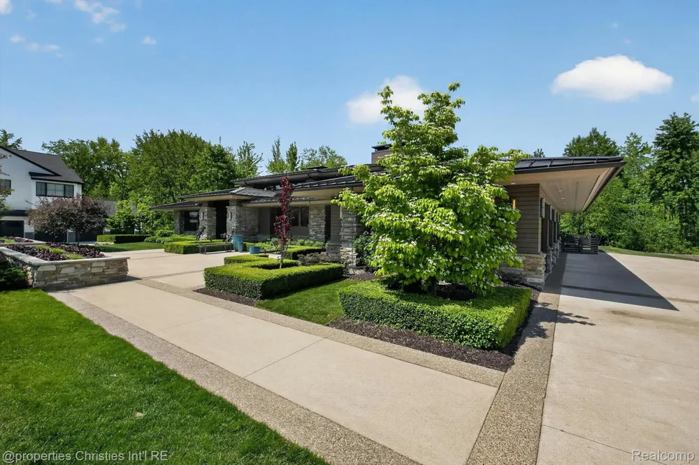 22635 Evergreen Court Novi City, MI 48374