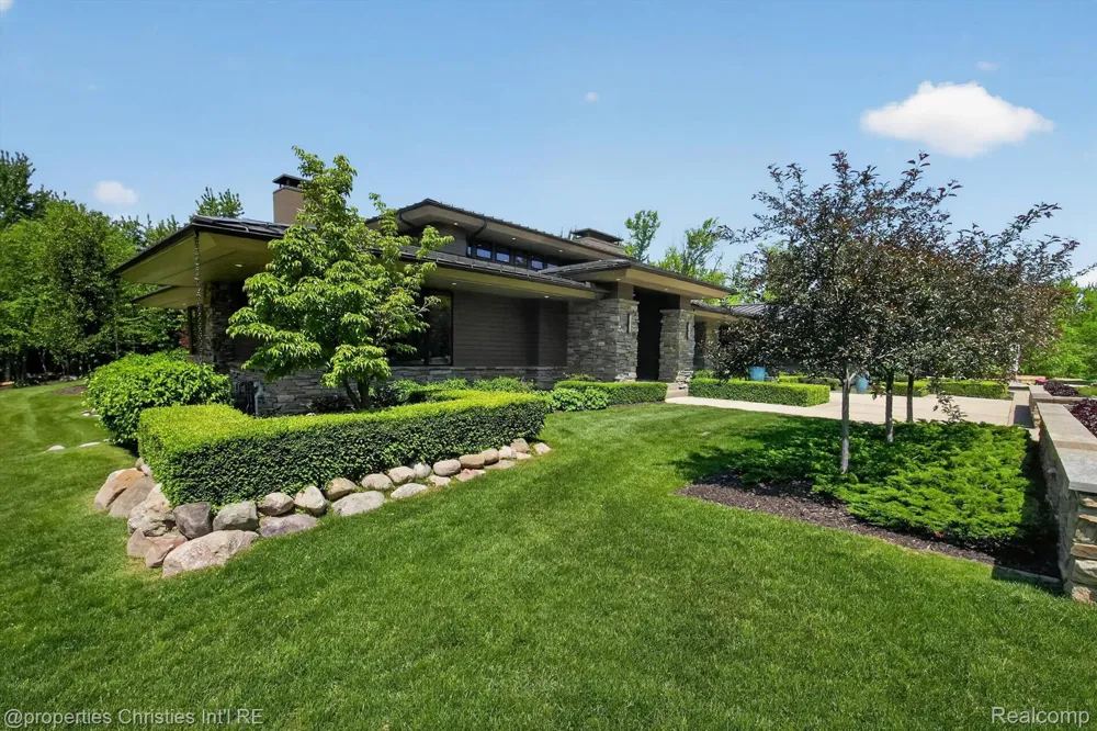 22635 Evergreen Court Novi City, MI 48374