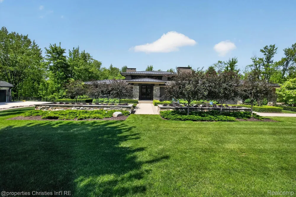 22635 Evergreen Court Novi City, MI 48374
