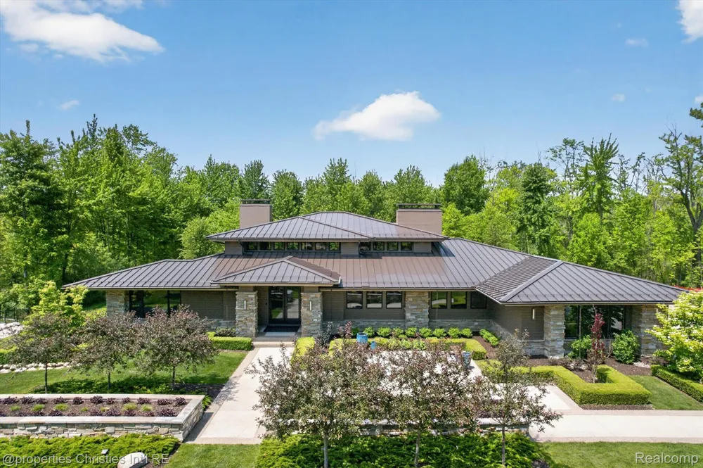 22635 Evergreen Court Novi City, MI 48374