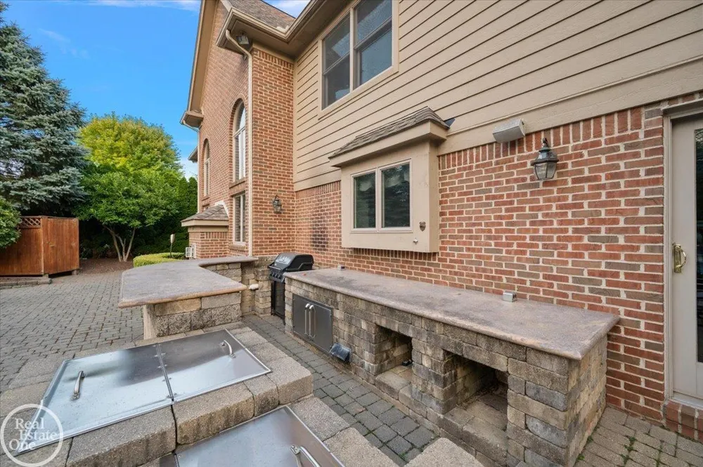 8849 Heatherwood Court Washington Township, MI 48095