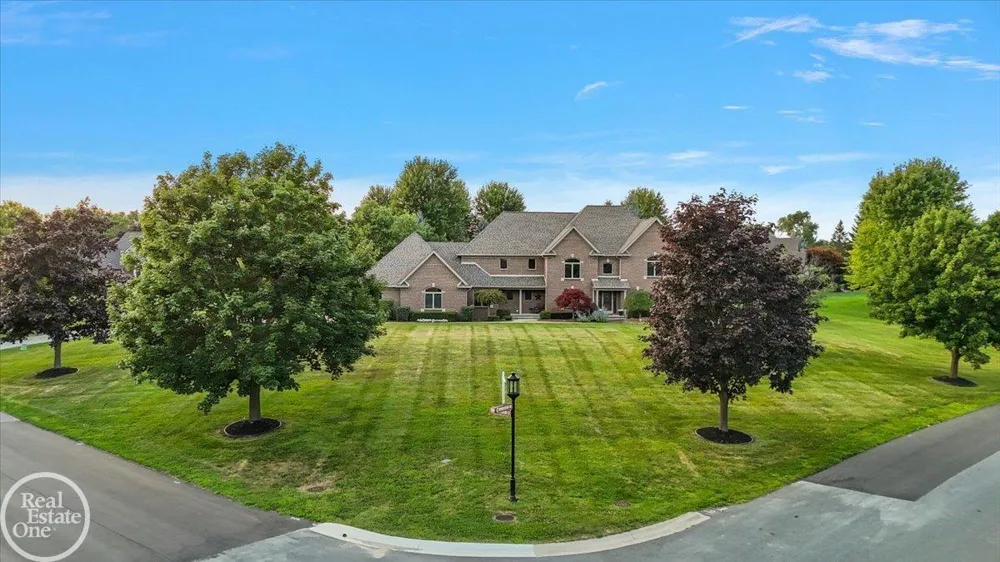 8849 Heatherwood Court Washington Township, MI 48095