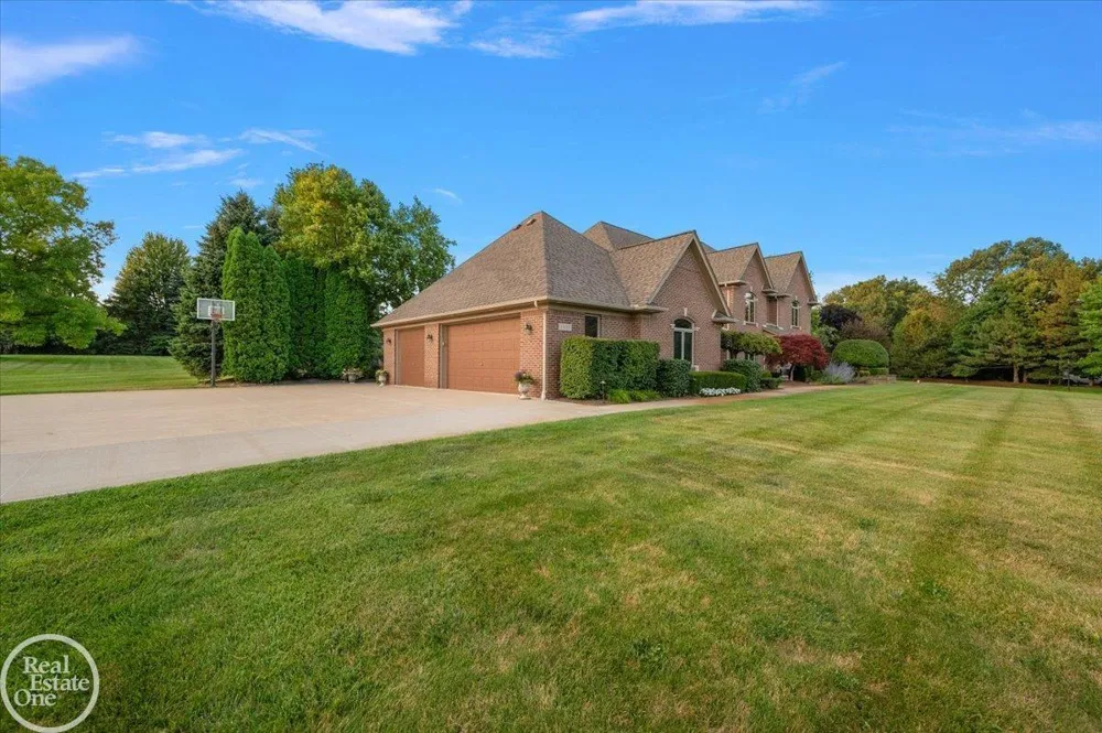 8849 Heatherwood Court Washington Township, MI 48095