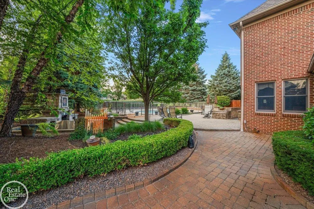 8849 Heatherwood Court Washington Township, MI 48095