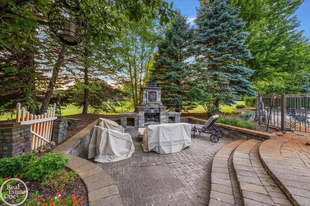 8849 Heatherwood Court Washington Township, MI 48095