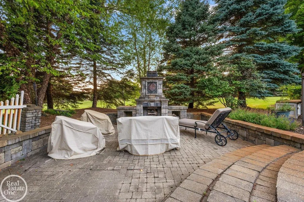 8849 Heatherwood Court Washington Township, MI 48095