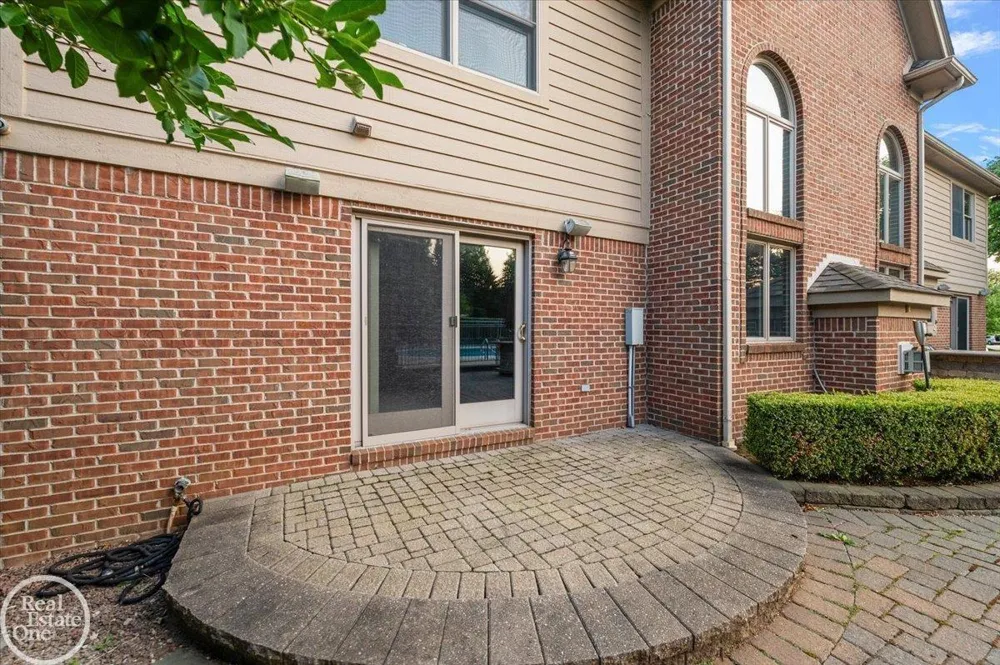 8849 Heatherwood Court Washington Township, MI 48095