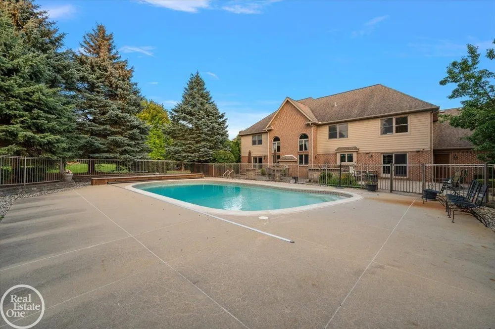 8849 Heatherwood Court Washington Township, MI 48095