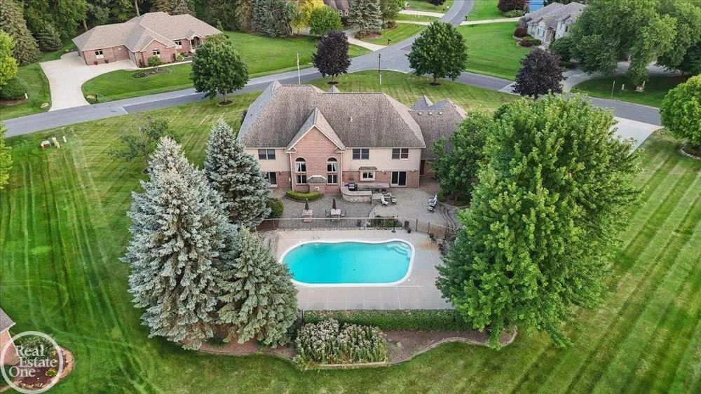 8849 Heatherwood Court Washington Township, MI 48095