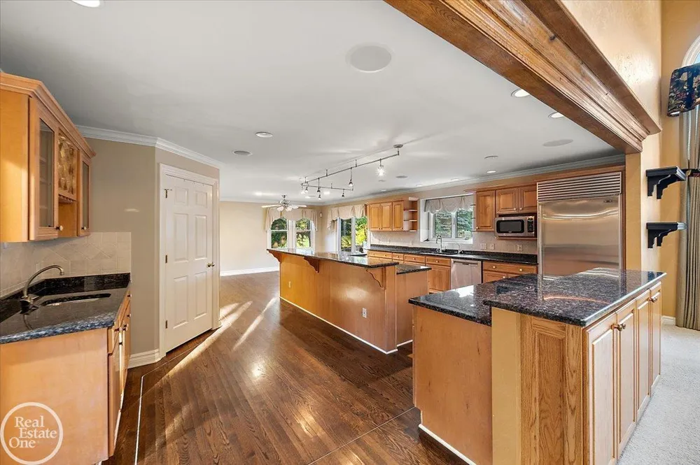 8849 Heatherwood Court Washington Township, MI 48095