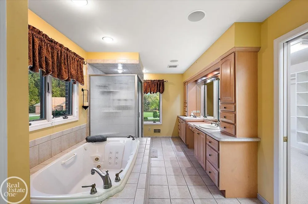 8849 Heatherwood Court Washington Township, MI 48095