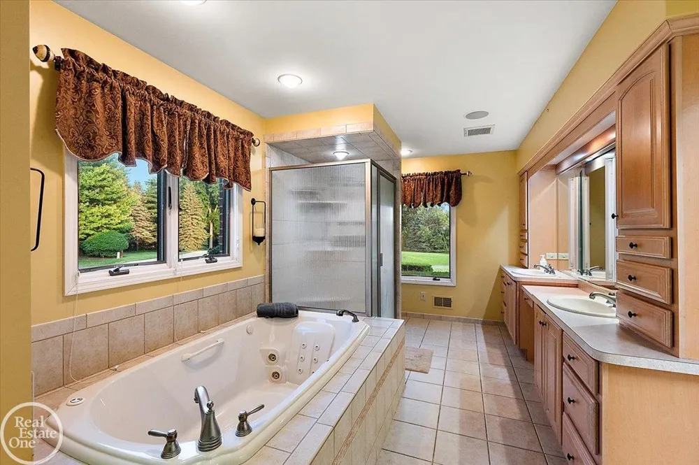 8849 Heatherwood Court Washington Township, MI 48095