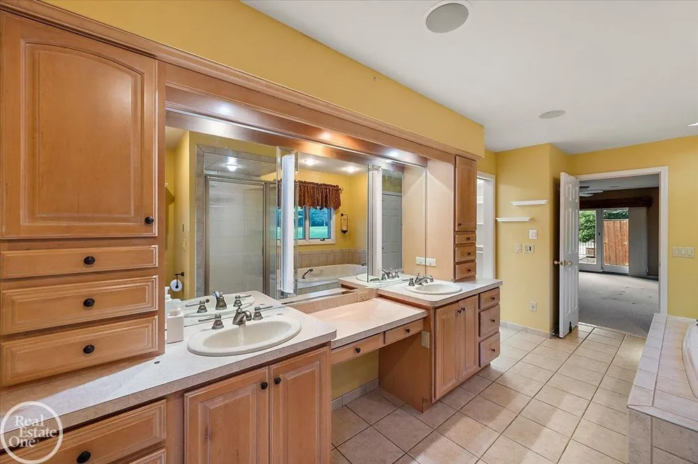8849 Heatherwood Court Washington Township, MI 48095