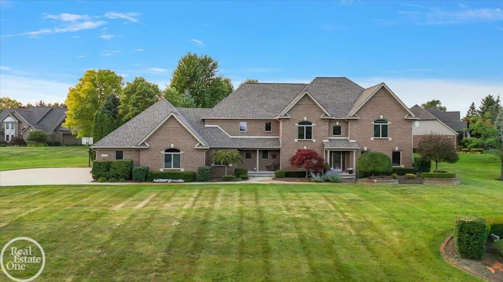 8849 Heatherwood Court Washington Township, MI 48095