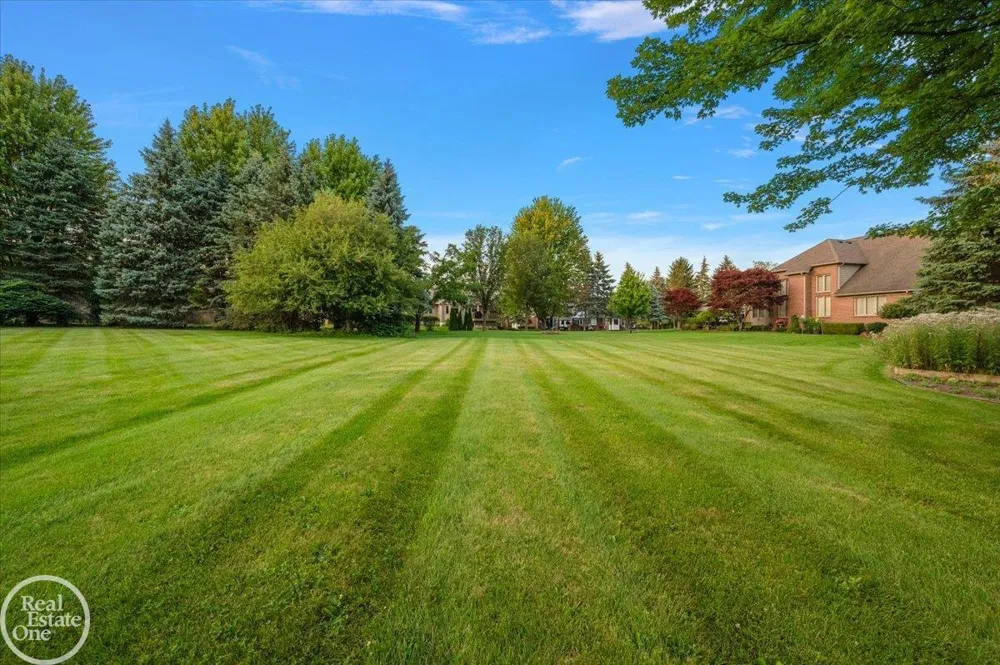 8849 Heatherwood Court Washington Township, MI 48095