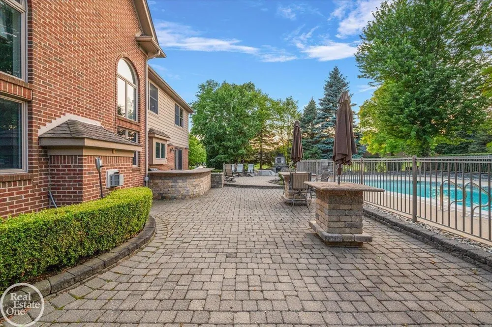 8849 Heatherwood Court Washington Township, MI 48095