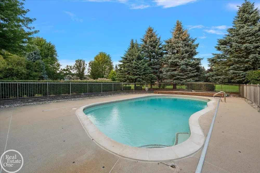 8849 Heatherwood Court Washington Township, MI 48095