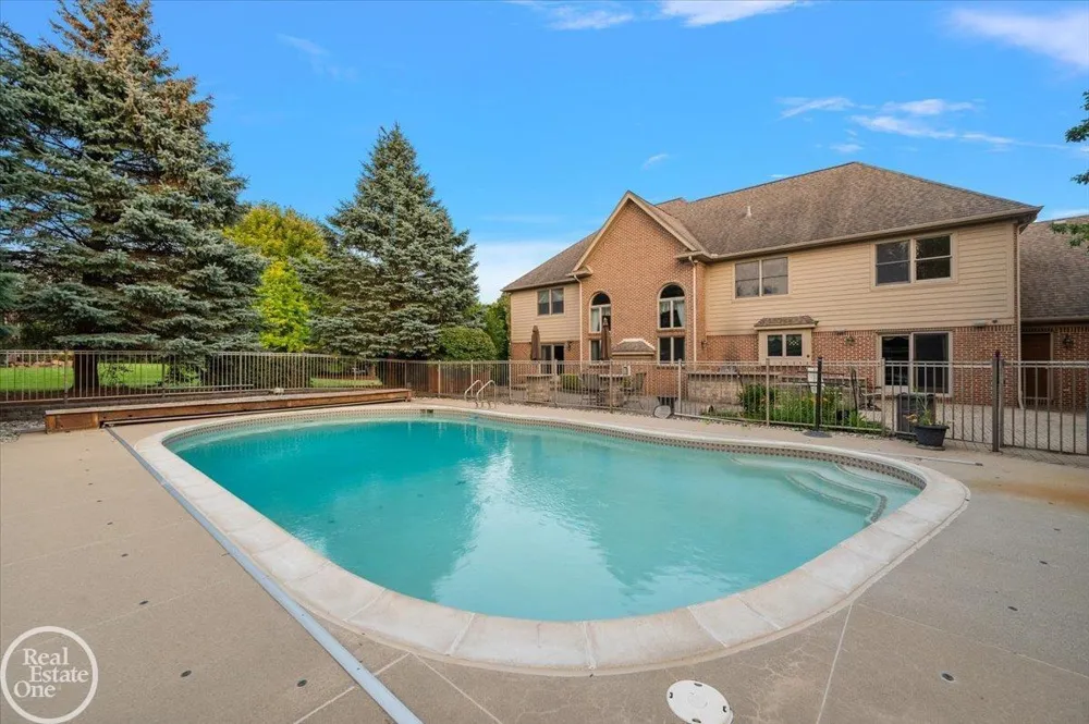 8849 Heatherwood Court Washington Township, MI 48095