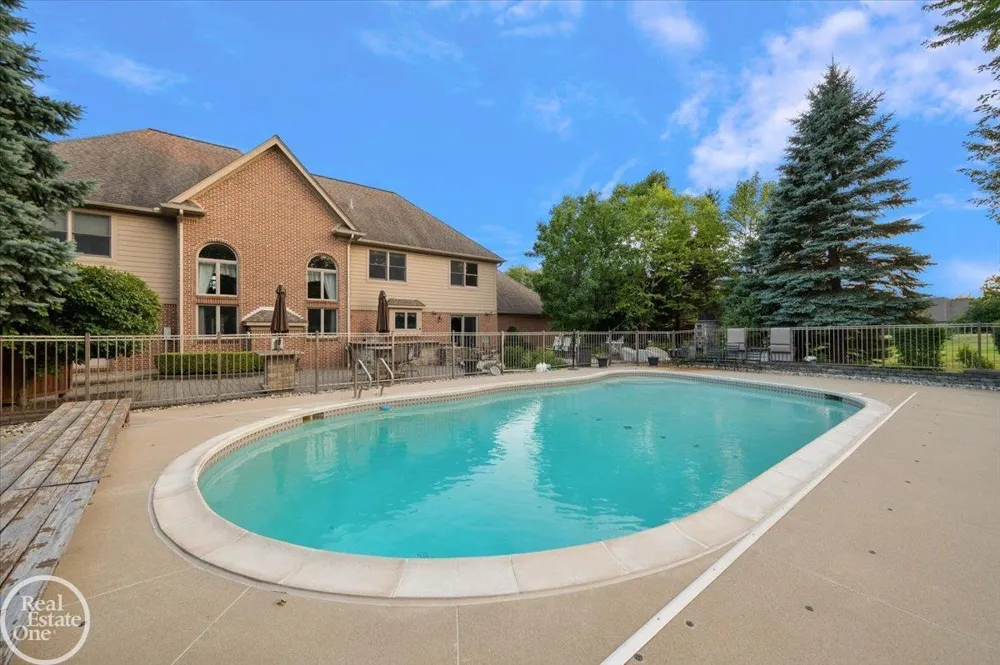 8849 Heatherwood Court Washington Township, MI 48095