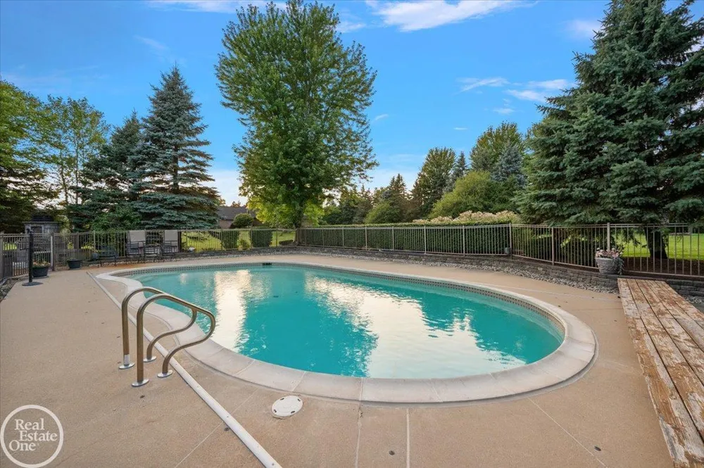 8849 Heatherwood Court Washington Township, MI 48095