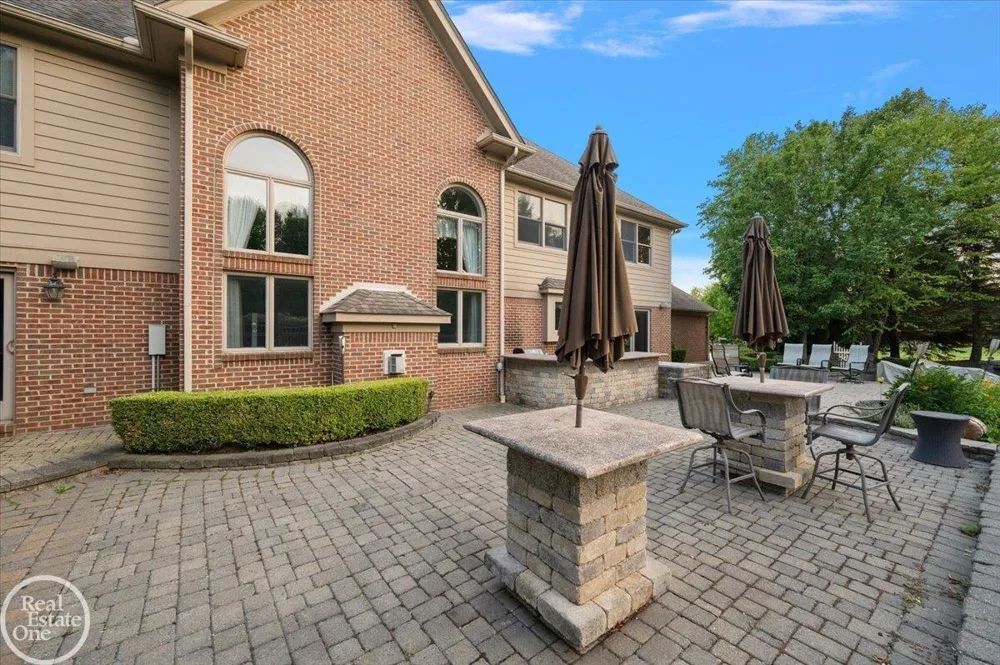 8849 Heatherwood Court Washington Township, MI 48095