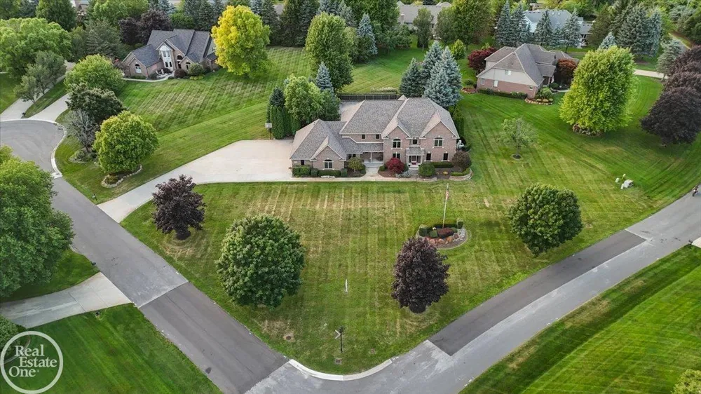 8849 Heatherwood Court Washington Township, MI 48095