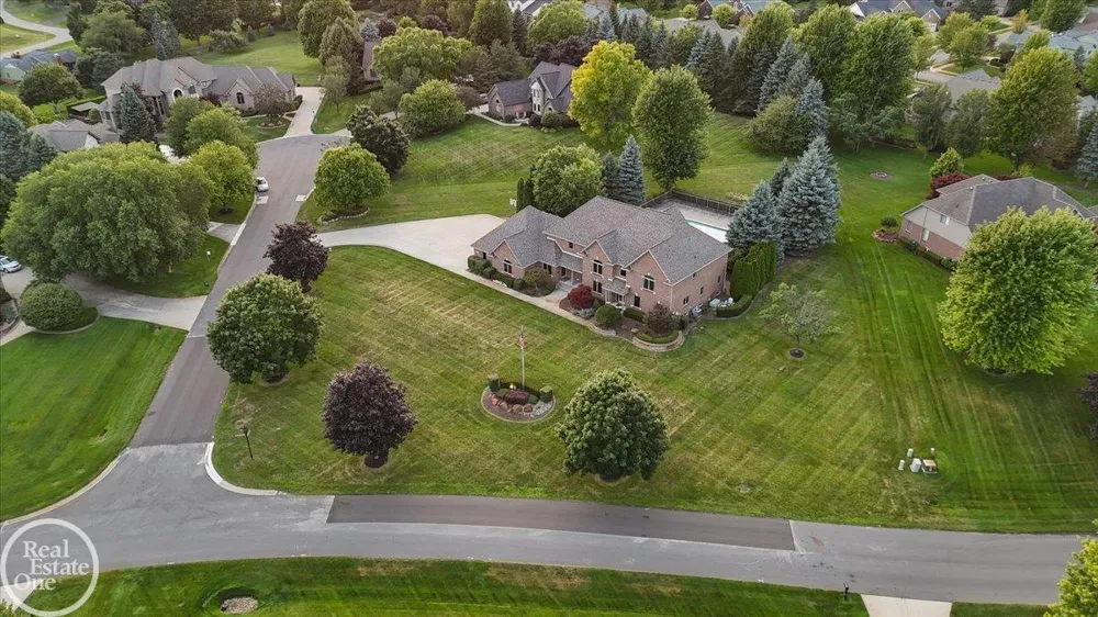 8849 Heatherwood Court Washington Township, MI 48095