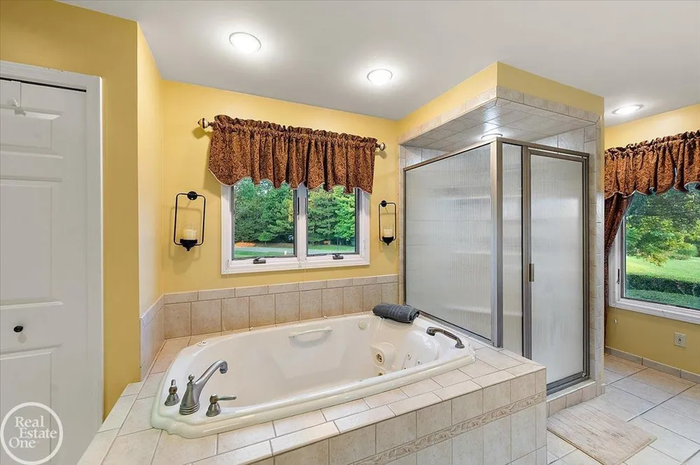 8849 Heatherwood Court Washington Township, MI 48095