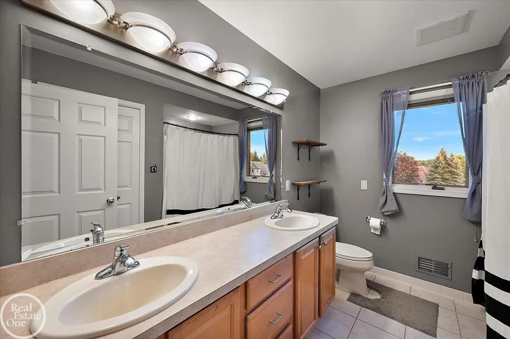 8849 Heatherwood Court Washington Township, MI 48095