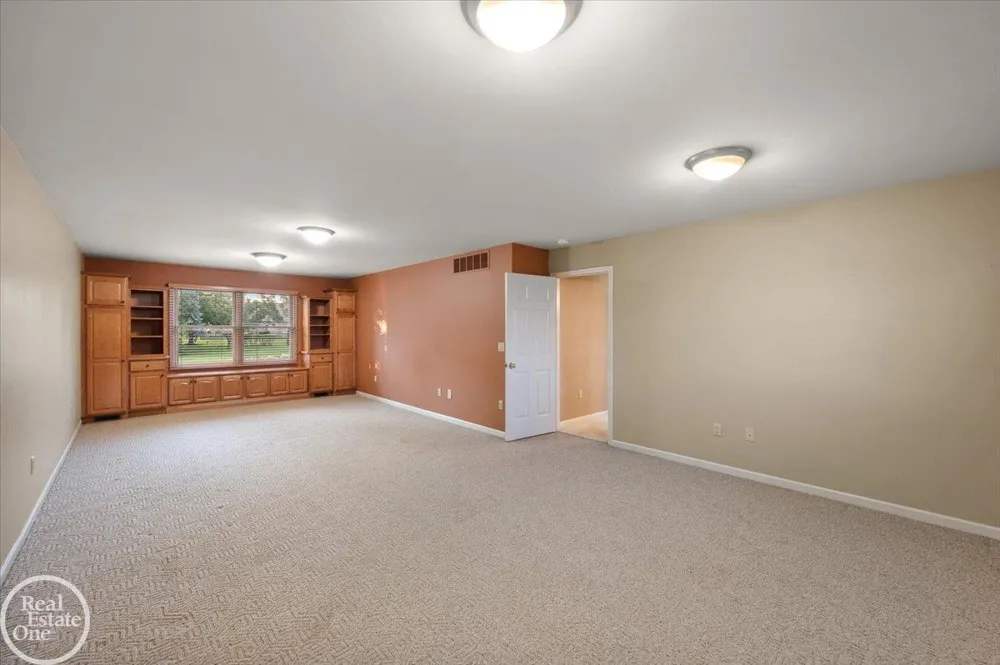 8849 Heatherwood Court Washington Township, MI 48095