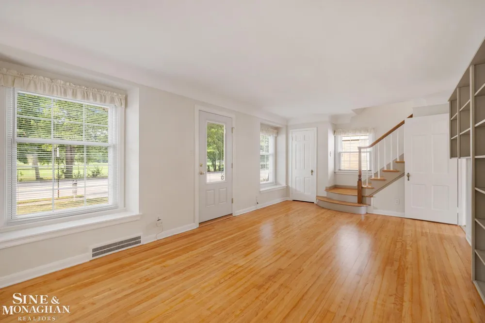 1396 Vernier Road Grosse Pointe Woods City, MI 48236