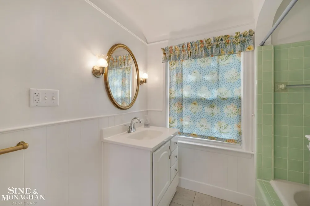 1396 Vernier Road Grosse Pointe Woods City, MI 48236