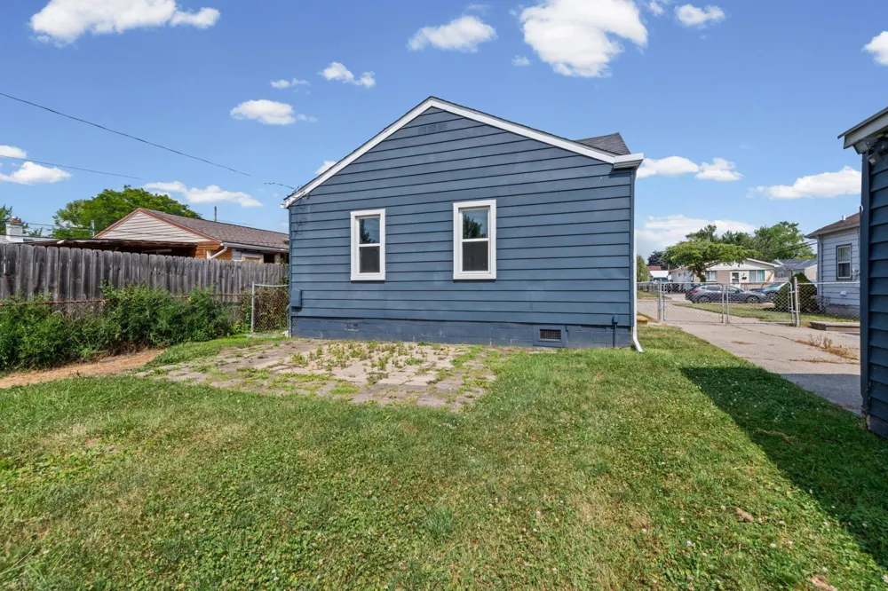 25545 Packard Street Roseville City, MI 48066