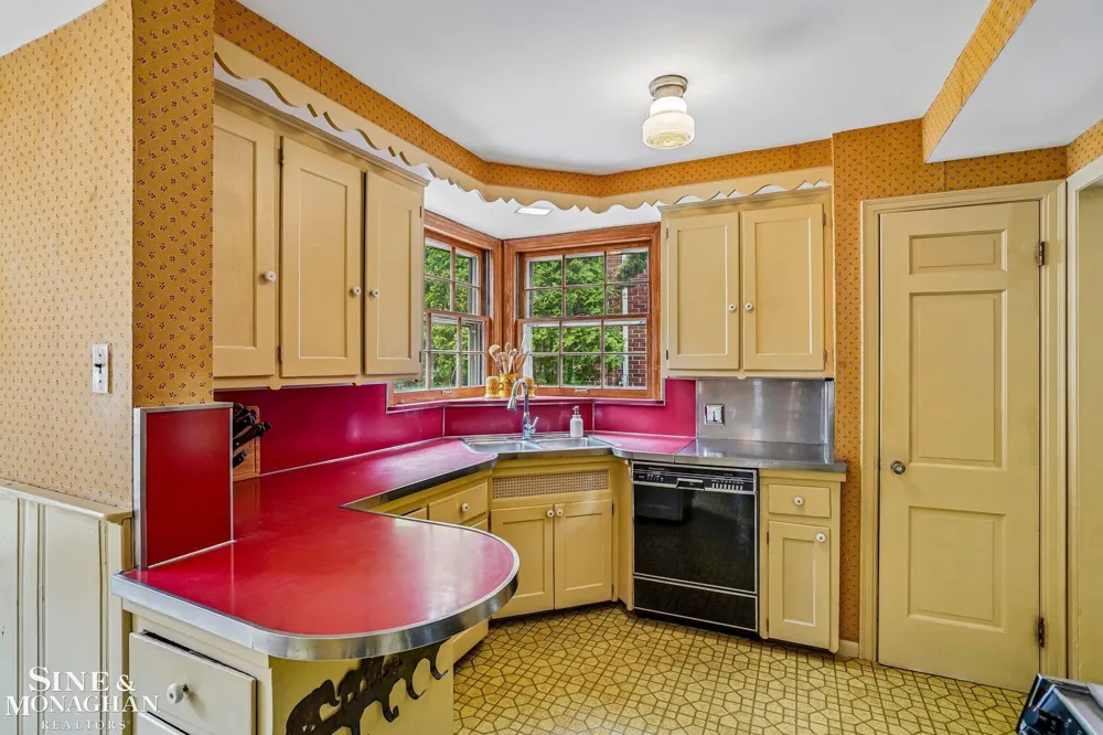 470 Allard Road Grosse Pointe Farms City, MI 48236