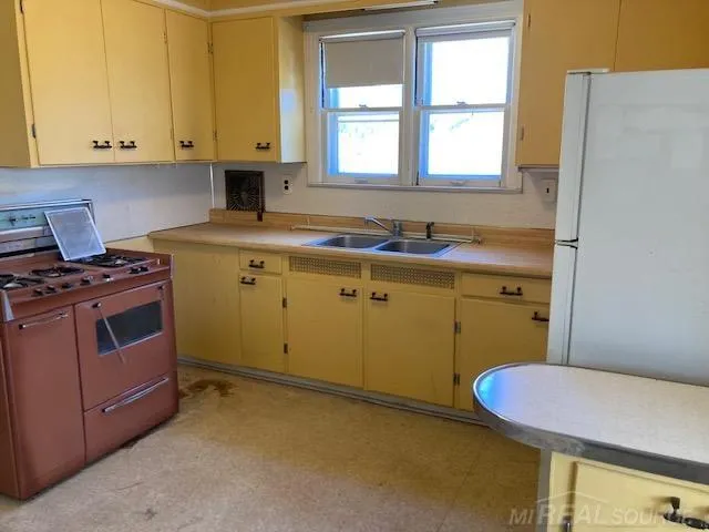 8442 Central Street Center Line City, MI 48015