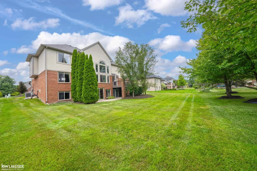 55582 Caesars Drive Shelby Charter Township, MI 48315