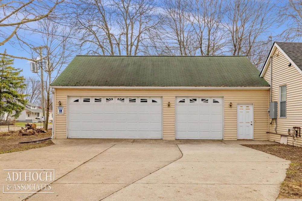 17526 E 10 Mile Road Eastpointe City, MI 48021