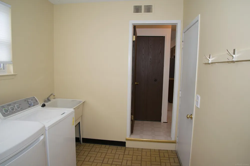 2188 Zenia Drive Troy City, MI 48083