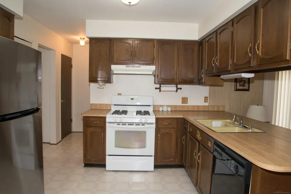 2188 Zenia Drive Troy City, MI 48083