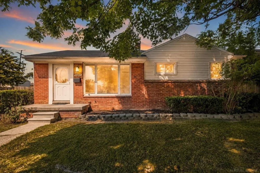 26001 Fernwood Street Roseville City, MI 48066