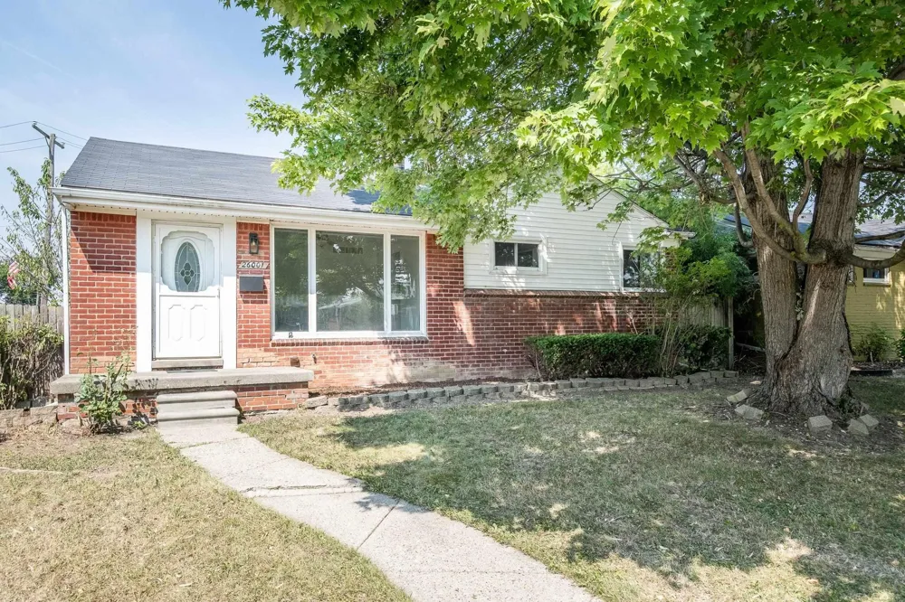 26001 Fernwood Street Roseville City, MI 48066