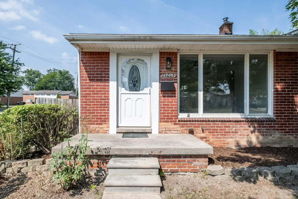 26001 Fernwood Street Roseville City, MI 48066